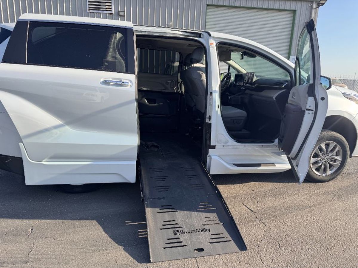 2023 TOYOTA SIENNA - Image 3