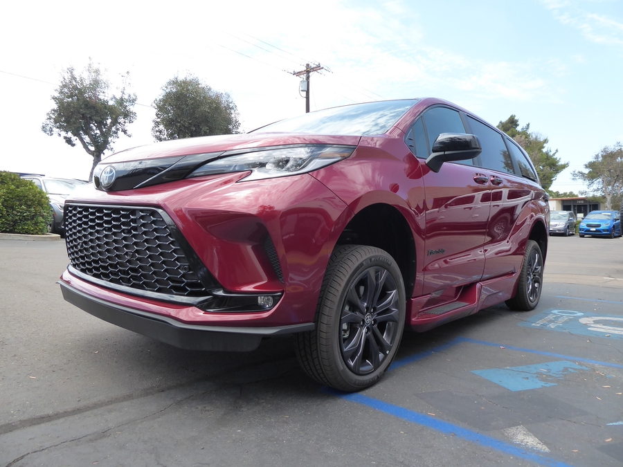 New 2026 Toyota Sienna Hybrid XSE Sport - BraunAbility Side Entry Fold Out Automatic Ramp
