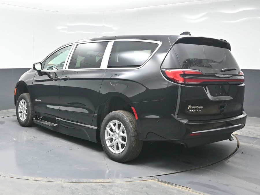 Black Chrysler Pacifica image number 4