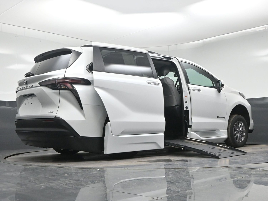 White Toyota Sienna image number 25
