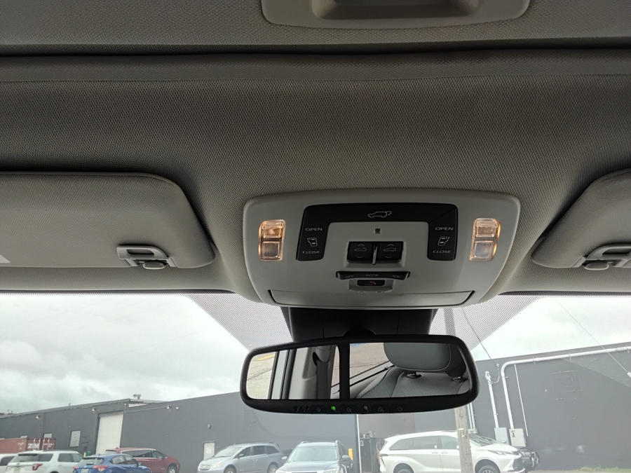 Silver Toyota Sienna image number 4