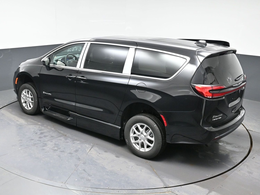 New 2026 Chrysler Pacifica Select Plus - BraunAbility Side Entry In Floor Automatic Ramp