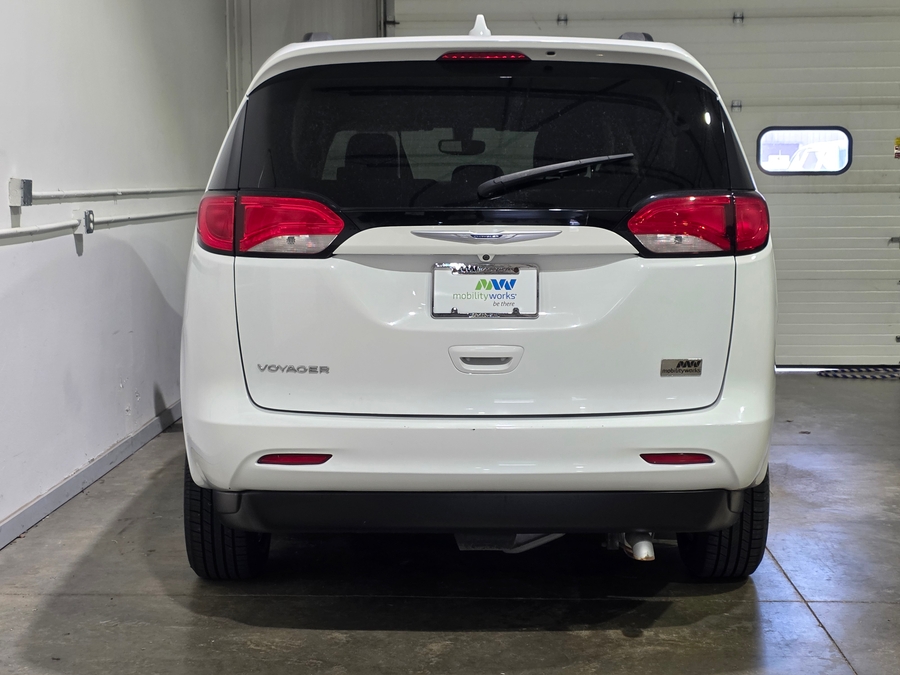 White Chrysler Voyager image number 4