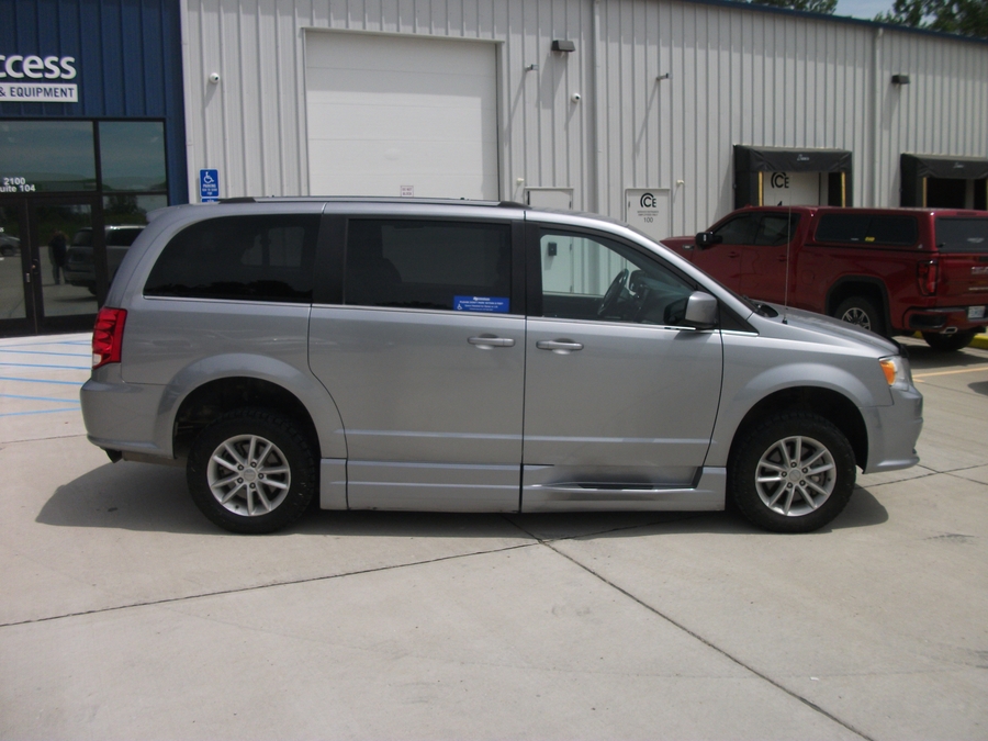 Used 2019 Dodge Grand Caravan SXT - BraunAbility Side Entry Entry Fold Out Automatic Ramp