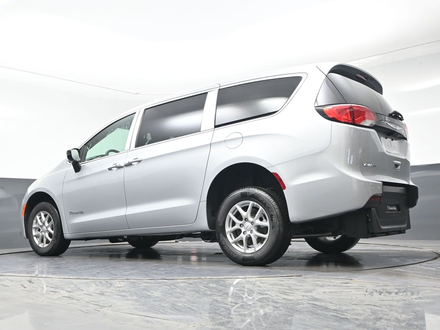 Silver Chrysler Voyager image number 19