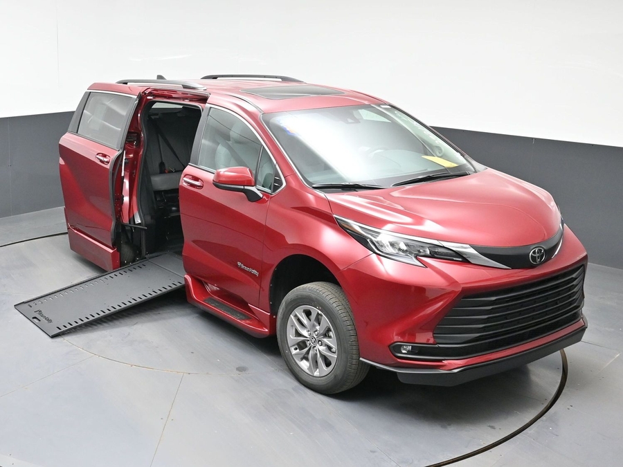 New 2026 Toyota Sienna Hybrid XLE Add - BraunAbility Side Entry Entry In Floor Automatic Ramp