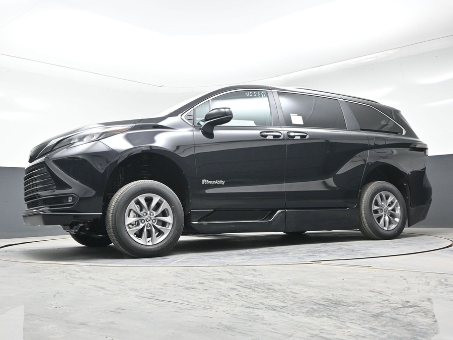 New 2026 Toyota Sienna Hybrid XLE Base - BraunAbility Side Entry Entry Fold Out Automatic Ramp