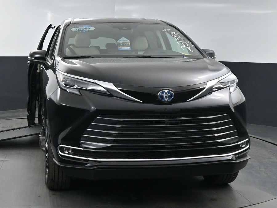 New 2025 Toyota Sienna Hybrid Platinum - BraunAbility Side Entry Entry In Floor Automatic Ramp