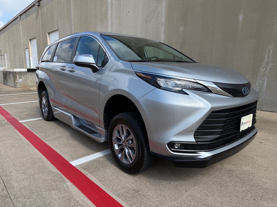 Used 2025 Toyota Sienna Hybrid XLE - BraunAbility Side Entry Entry Fold Out Automatic Ramp