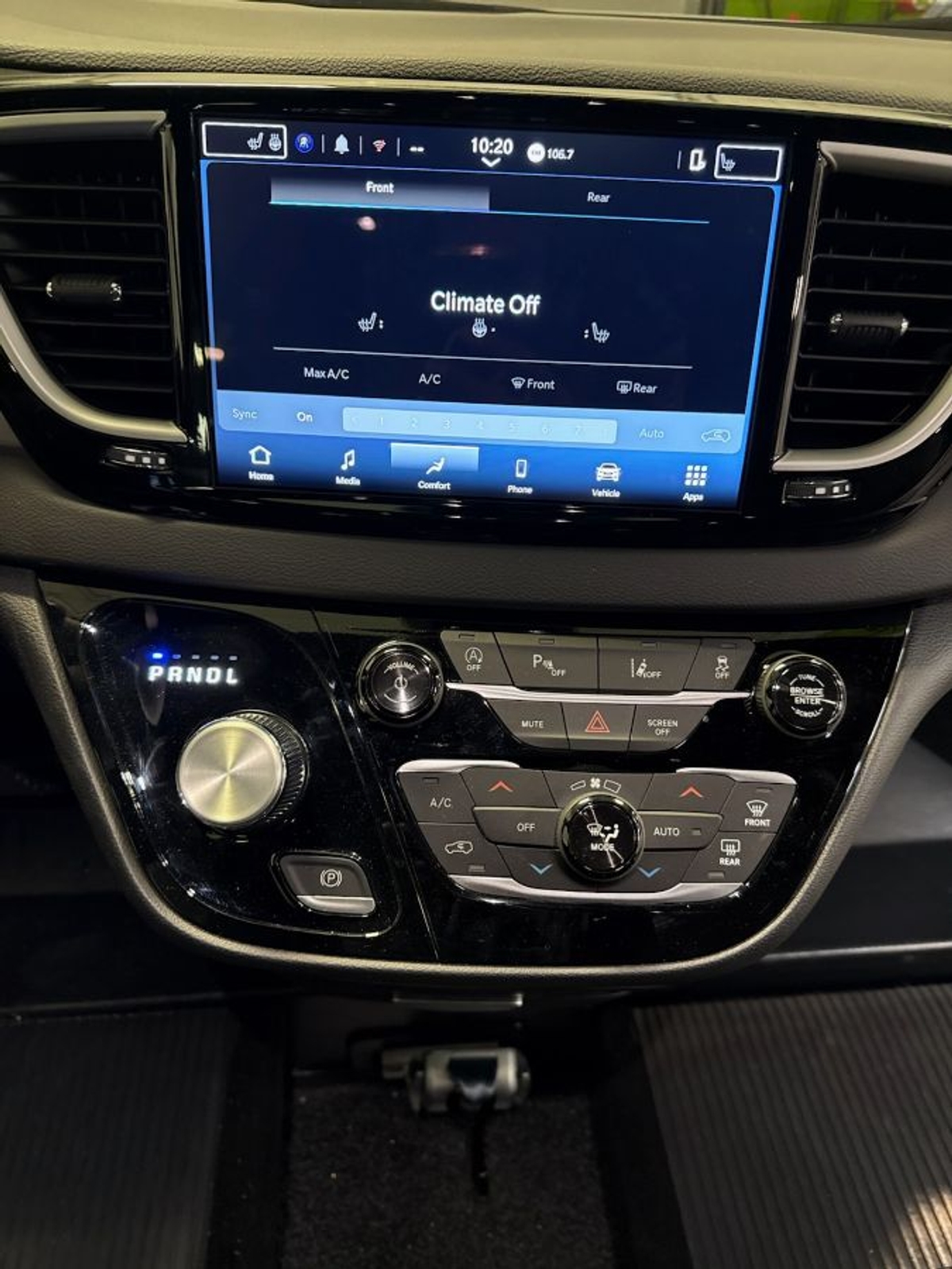 2026 CHRYSLER VOYAGER - Image 17