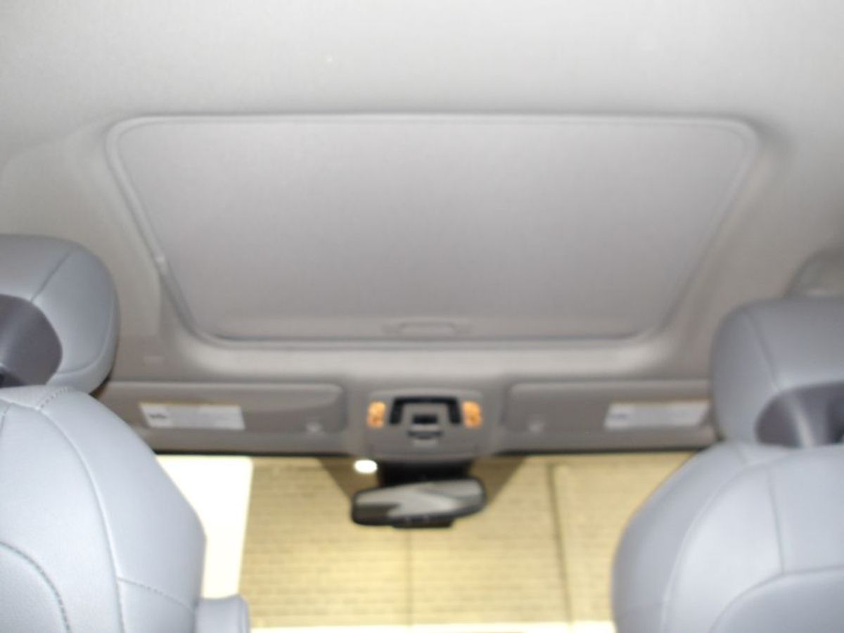 Silver Toyota Sienna image number 17