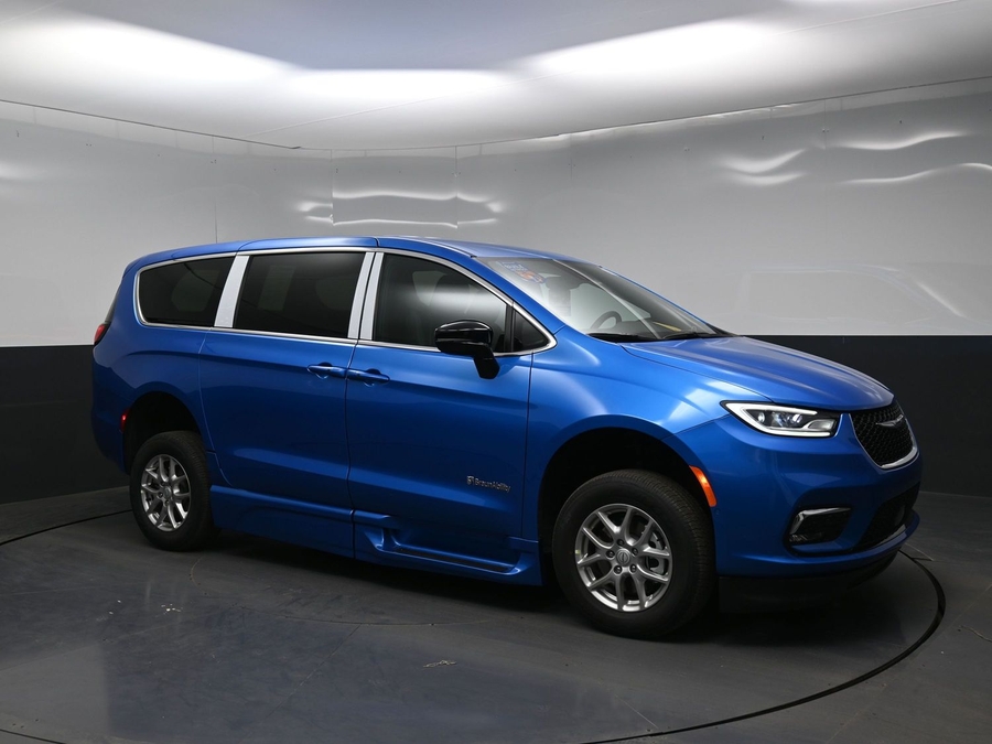 Blue Chrysler Pacifica image number 15