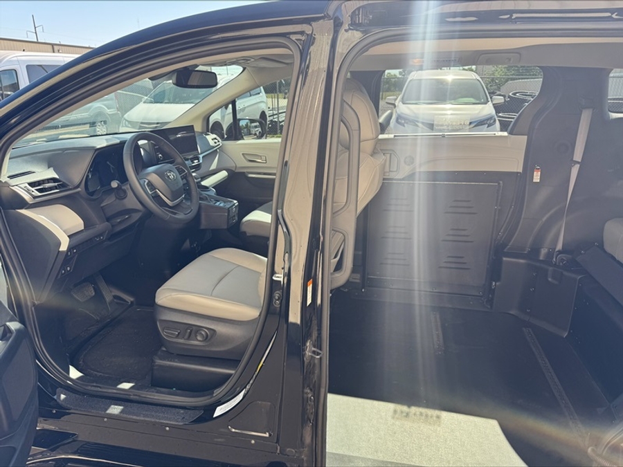 Used 2025 Toyota Sienna Hybrid XLE - BraunAbility Side Entry Entry Fold Out Automatic Ramp