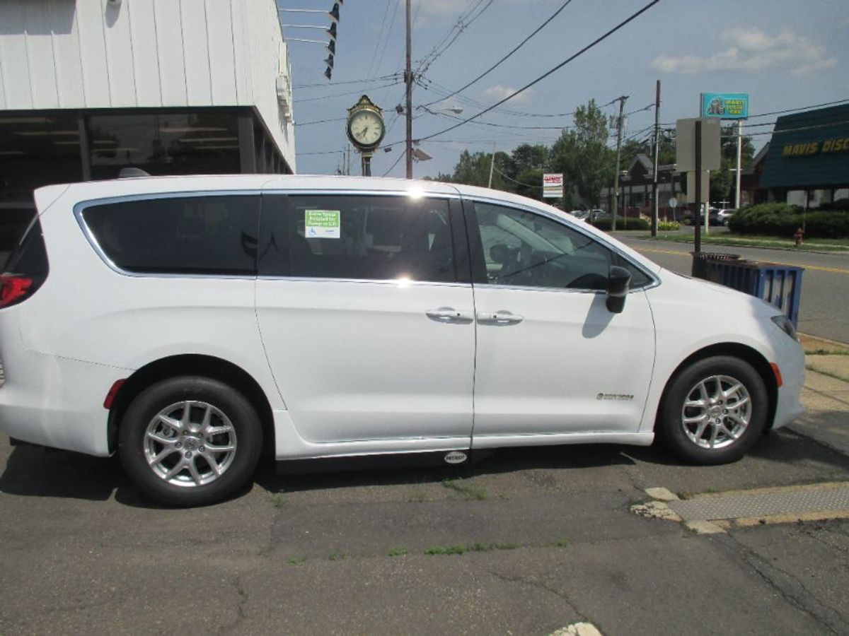 2024 CHRYSLER VOYAGER - Image 9