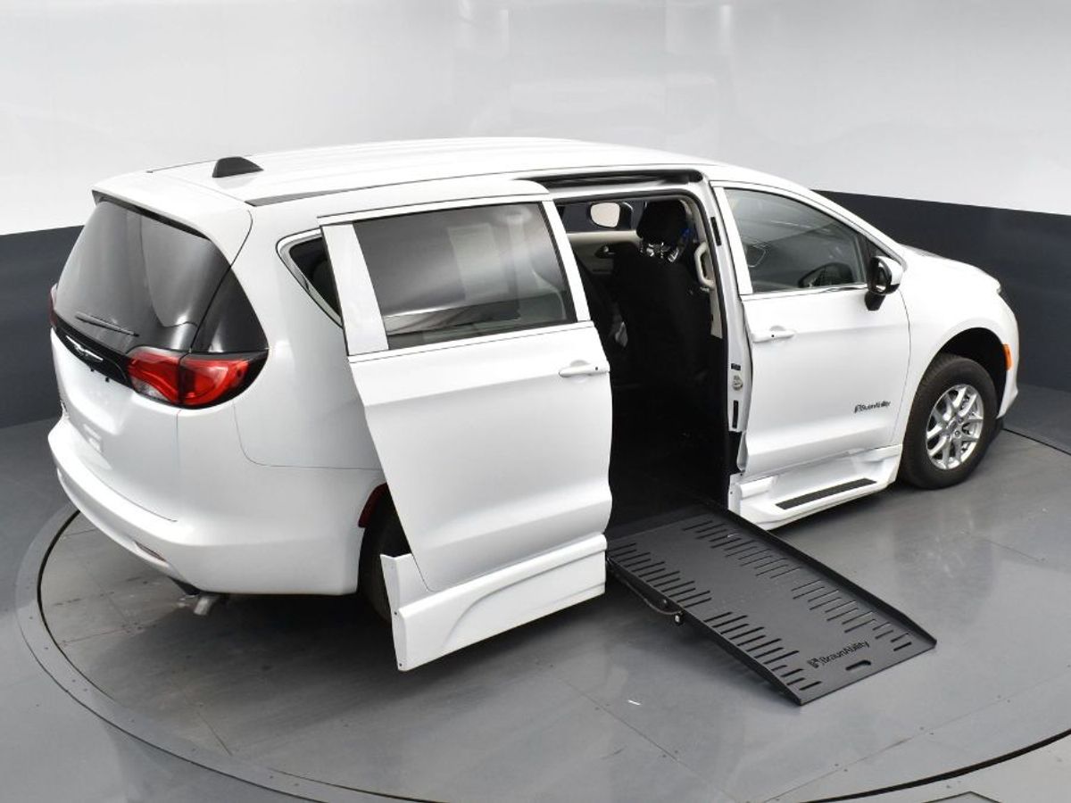 White Chrysler Voyager image number 12