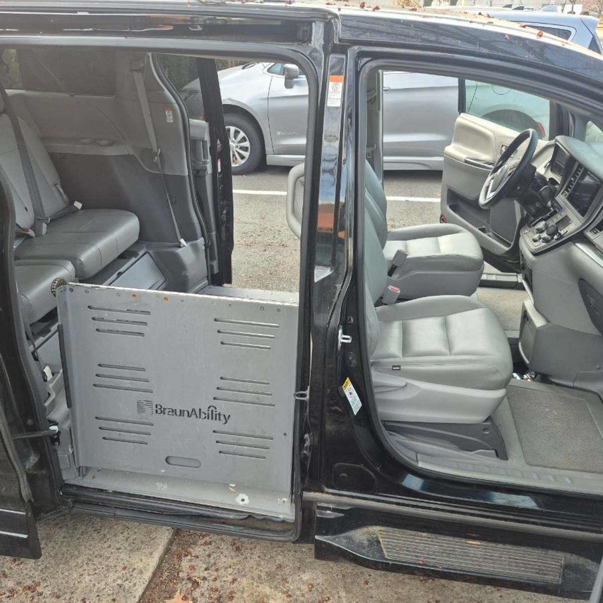 2015 TOYOTA SIENNA - Image 8