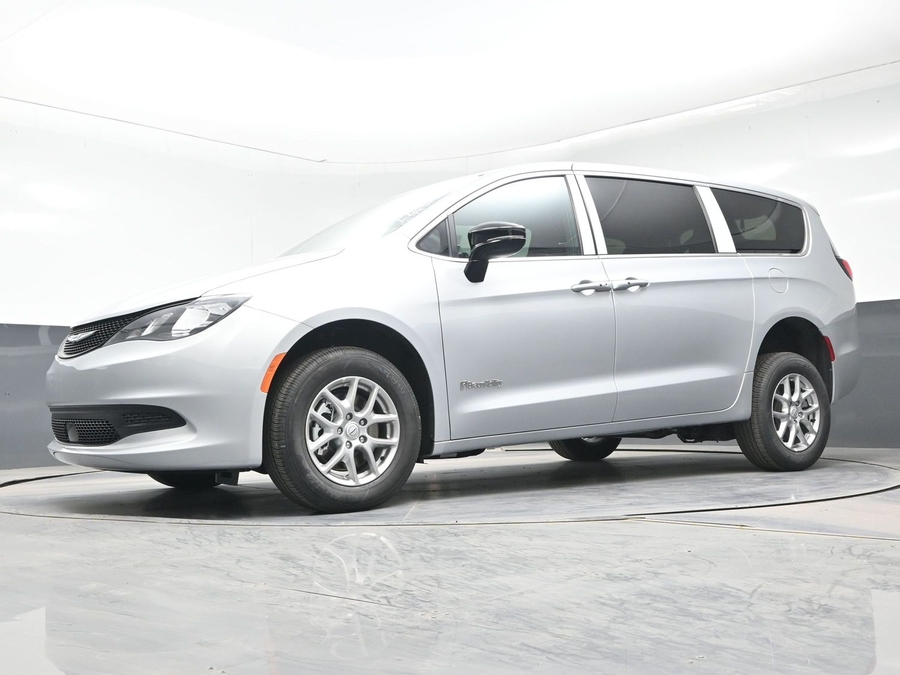 Silver Chrysler Voyager image number 23