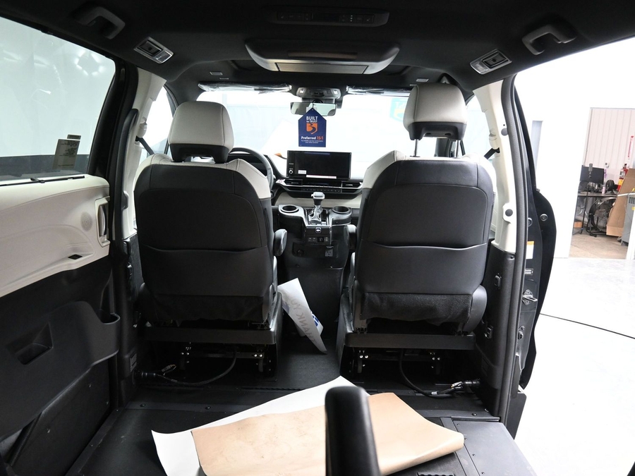 New 2025 Toyota Sienna Hybrid Platinum - BraunAbility Side Entry Entry In Floor Automatic Ramp