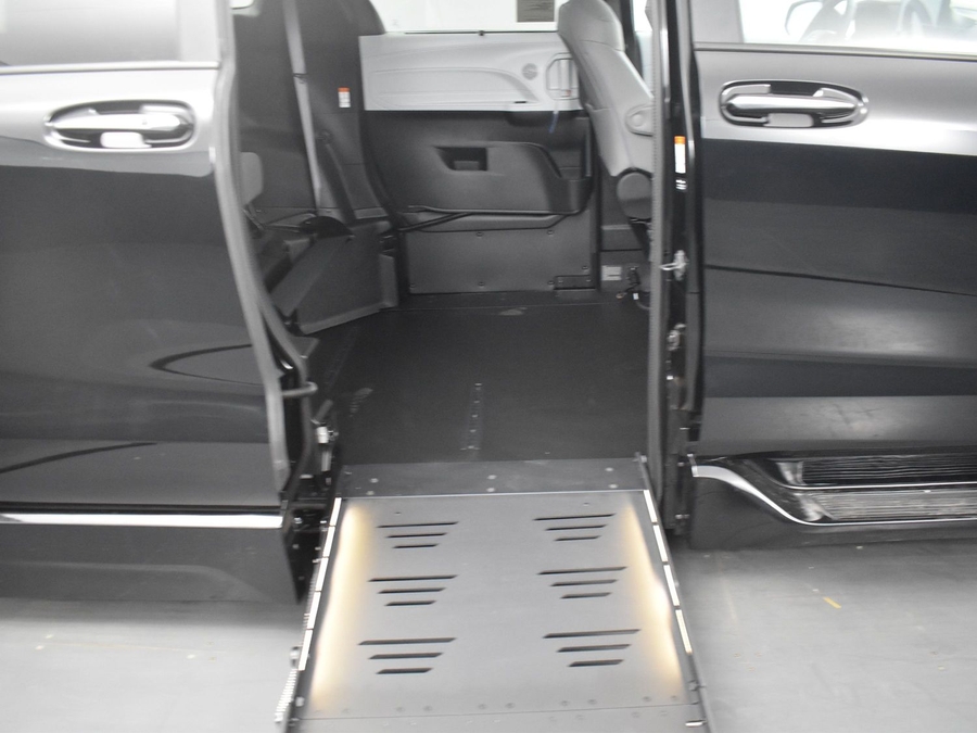 New 2025 Toyota Sienna Hybrid XLE Plus - BraunAbility Side Entry Entry Fold Out Automatic Ramp