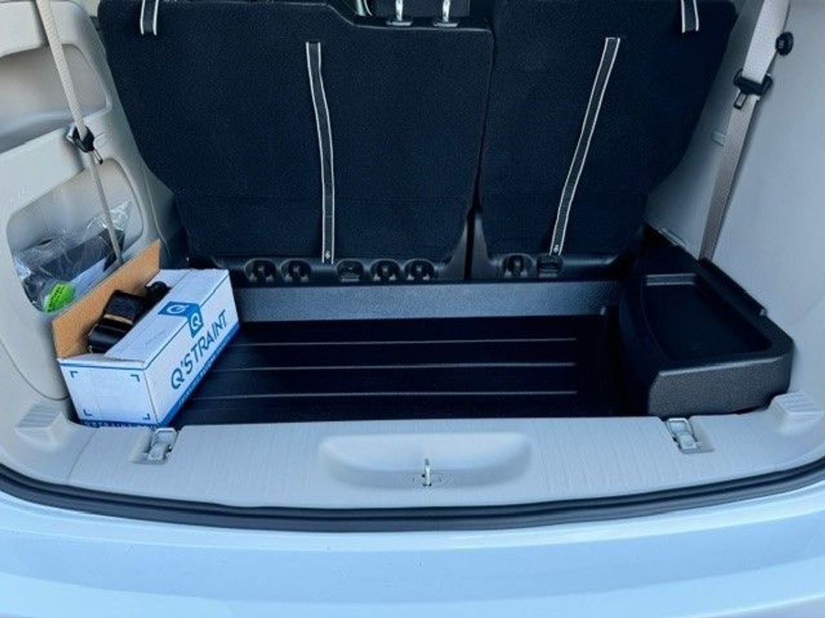 White Chrysler Pacifica image number 10