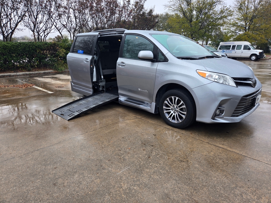2018 Toyota Sienna XLE's photo