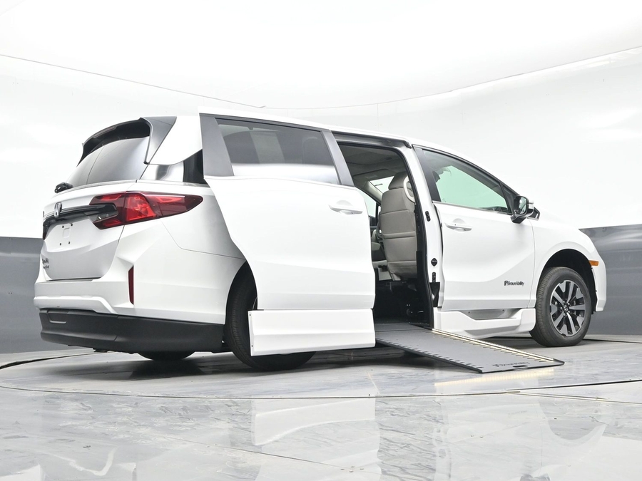 White Honda Odyssey image number 18