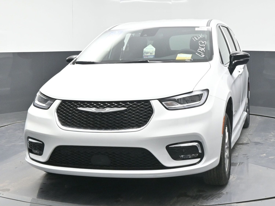 White Chrysler Pacifica image number 1