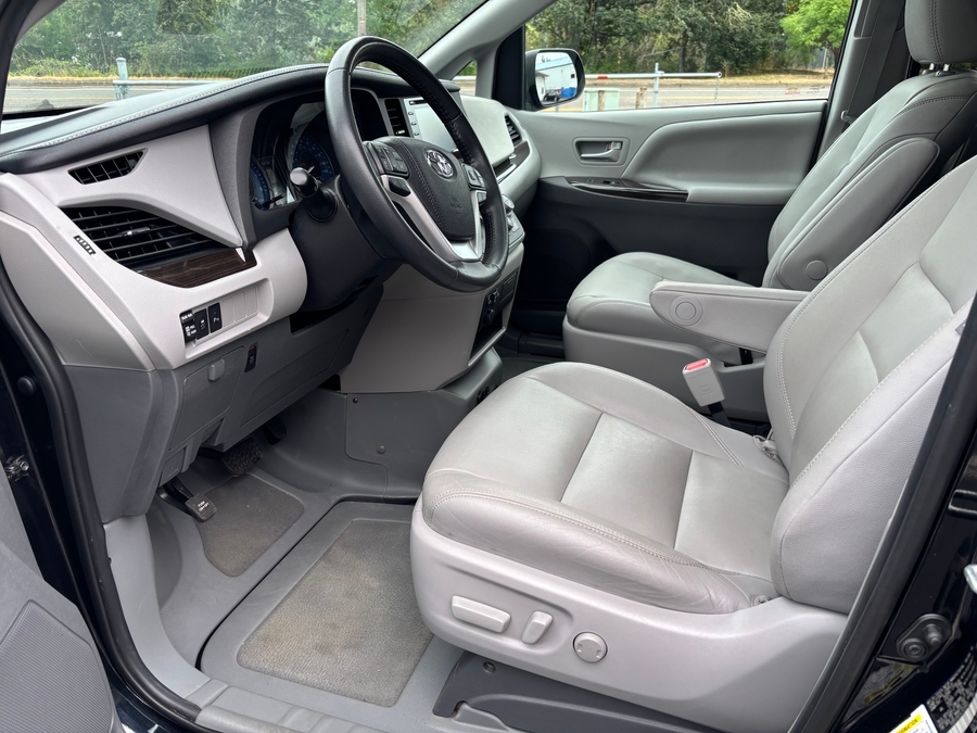 Used 2020 Toyota Sienna XLE Premium - BraunAbility Side Entry In Floor Automatic Ramp