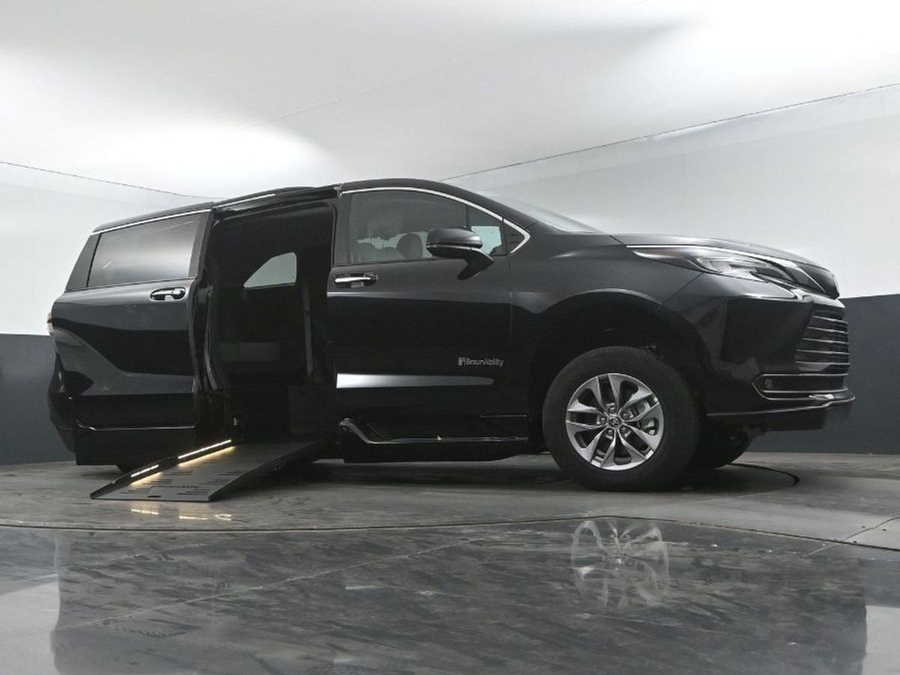 Black Toyota Sienna image number 8