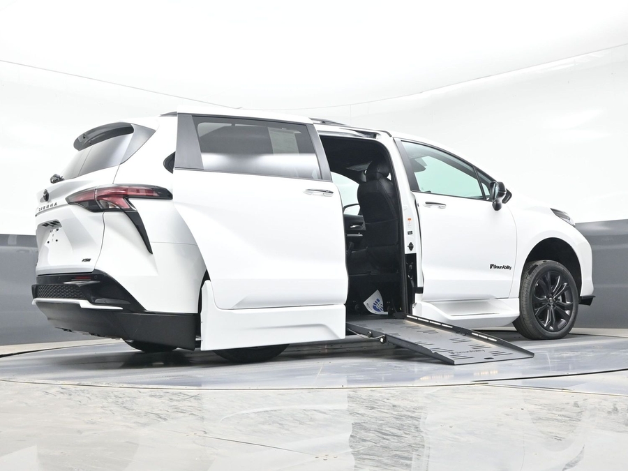 New 2026 Toyota Sienna Hybrid XSE Sport - BraunAbility Side Entry Entry Fold Out Automatic Ramp