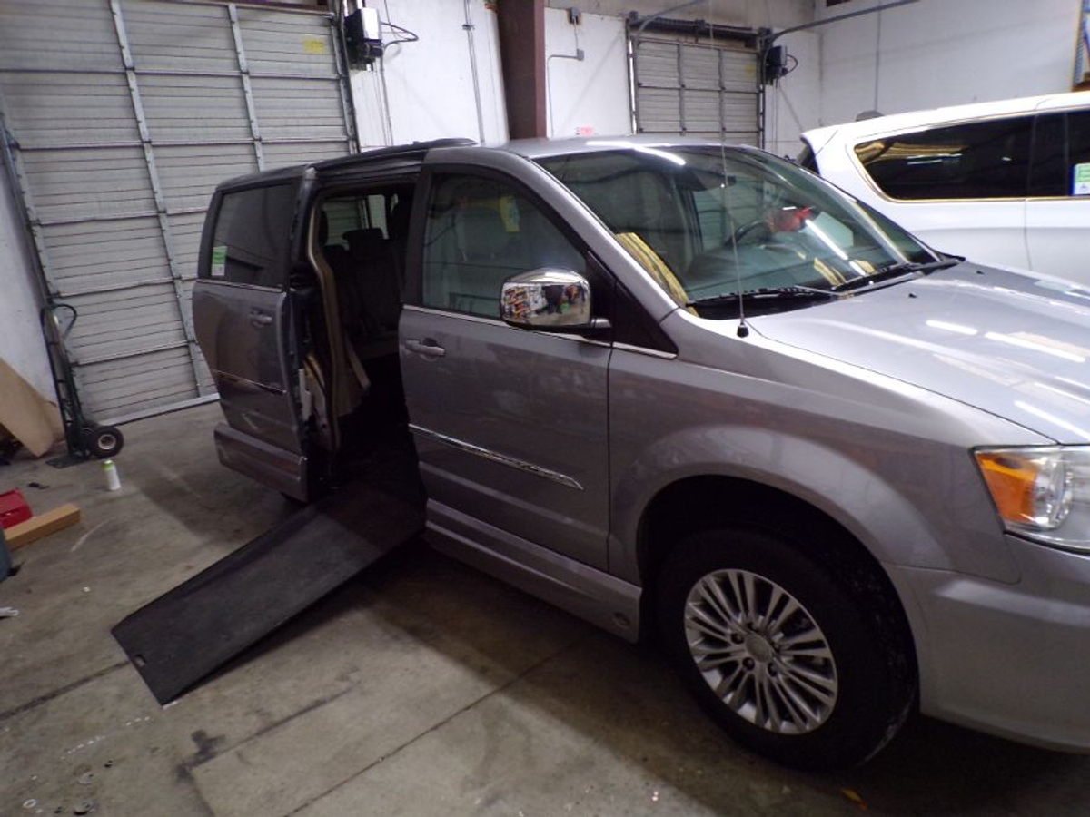 2013 CHRYSLER TOWN AND COUNTRY - Image 1