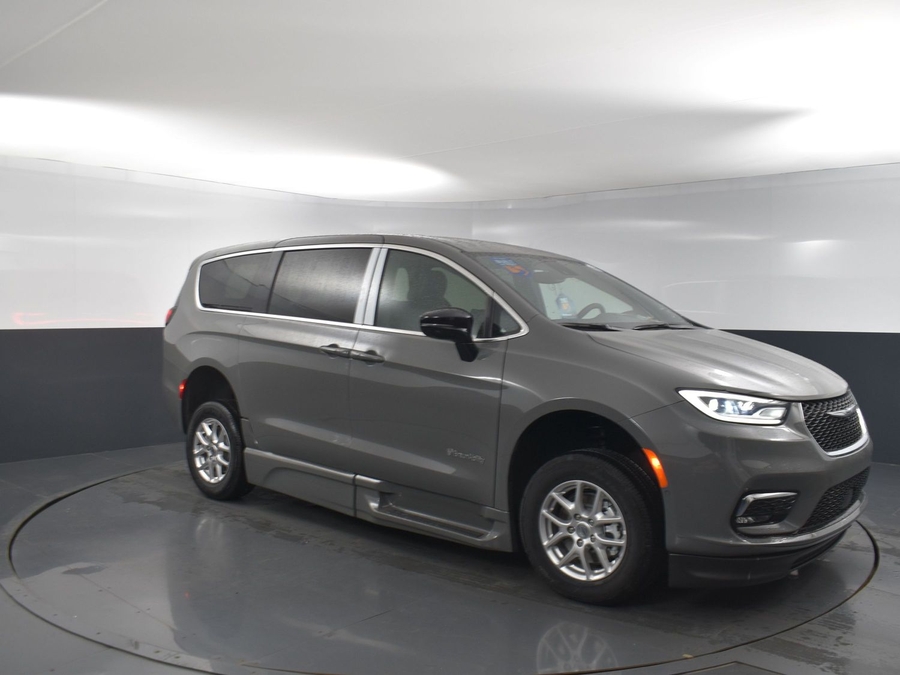 New 2025 Chrysler Pacifica Select Safety - BraunAbility Side Entry Entry In Floor Automatic Ramp