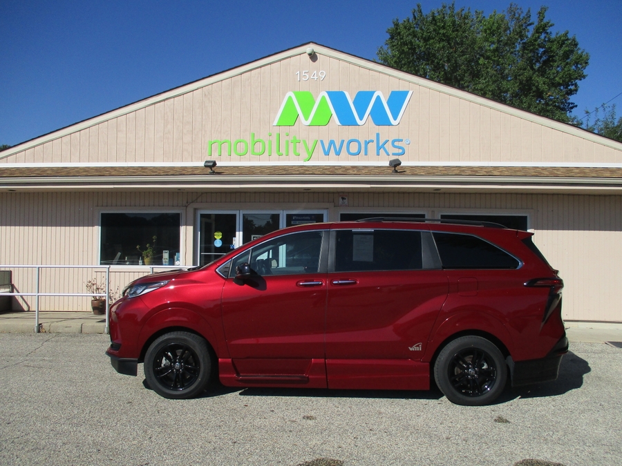 Red Toyota Sienna image number 3