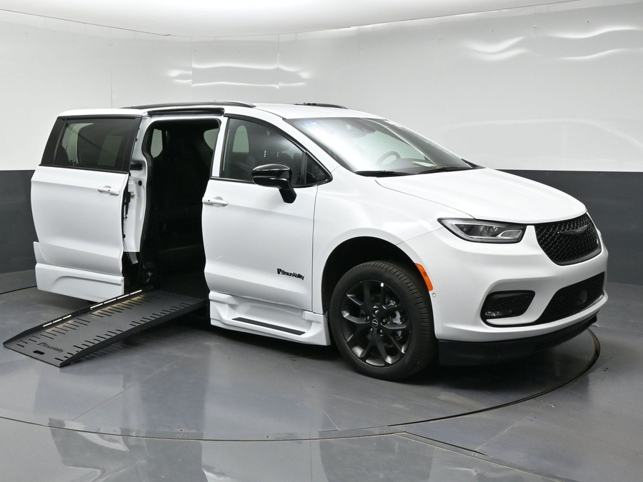 New 2026 Chrysler Pacifica Select Sport - BraunAbility Side Entry Fold Out Automatic Ramp