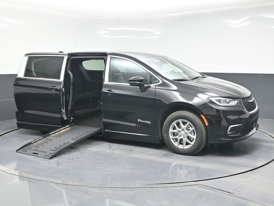 Black Chrysler Pacifica image number 4