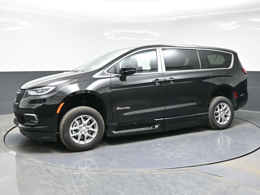 Black Chrysler Pacifica image number 2