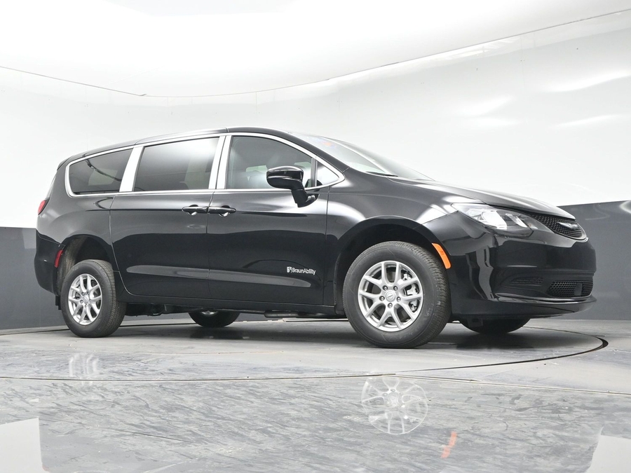 Black Chrysler Voyager image number 9