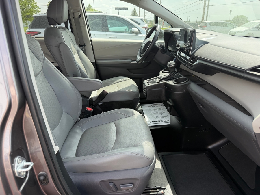 Used 2021 Toyota Sienna Hybrid Limited - BraunAbility Side Entry Entry Fold Out Automatic Ramp