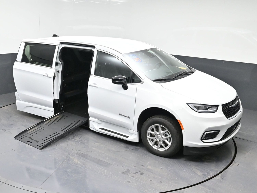 New 2025 Chrysler Pacifica Select Safety - BraunAbility Side Entry Entry Fold Out Automatic Ramp