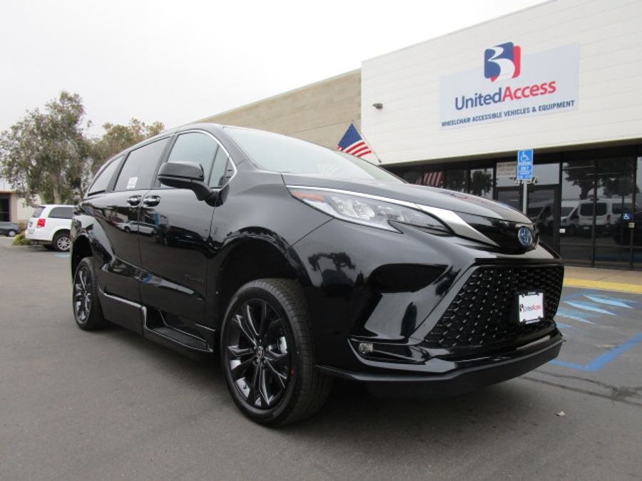 New 2025 Toyota Sienna Hybrid XSE Sport - BraunAbility Side Entry Entry In Floor Automatic Ramp