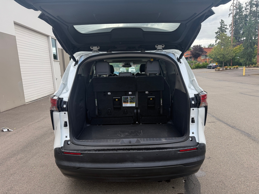 White Toyota Sienna image number 6
