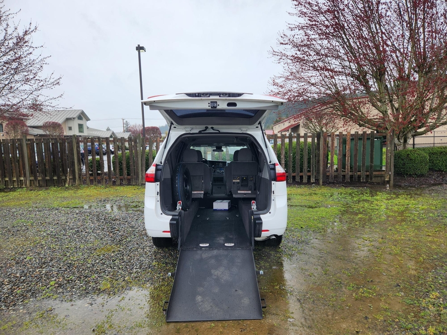 Used 2018 Toyota Sienna L NOT CA CARB COMPLIANT -  Rear Entry Entry Fold Out Manual Ramp