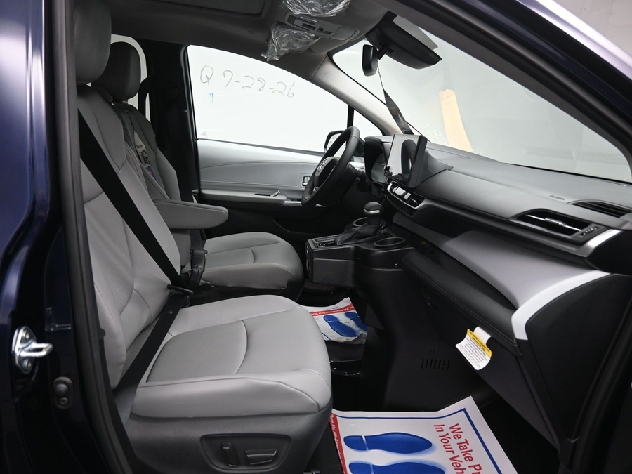 Blue Toyota Sienna image number 6