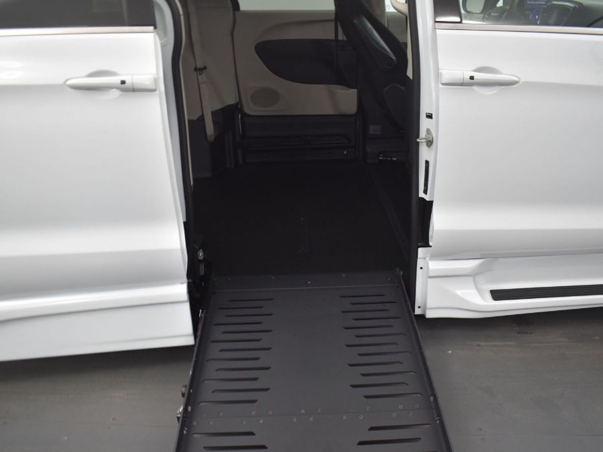 2023 CHRYSLER VOYAGER - Image 12