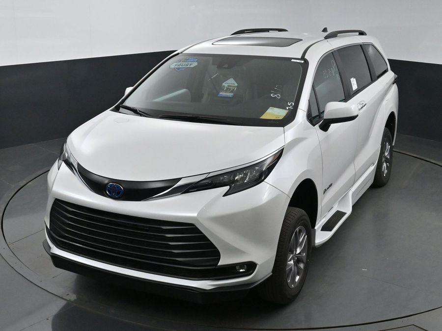 New 2025 Toyota Sienna Hybrid XLE Plus - BraunAbility Side Entry Entry In Floor Automatic Ramp