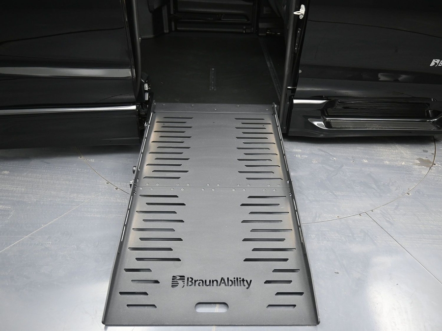 New 2025 Chrysler Pacifica Select Safety - BraunAbility Side Entry Entry Fold Out Automatic Ramp