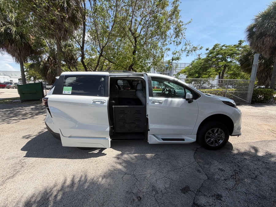 White Toyota Sienna image number 7