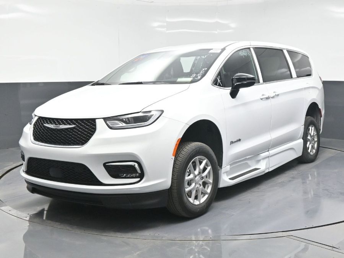 White Chrysler Pacifica image number 12