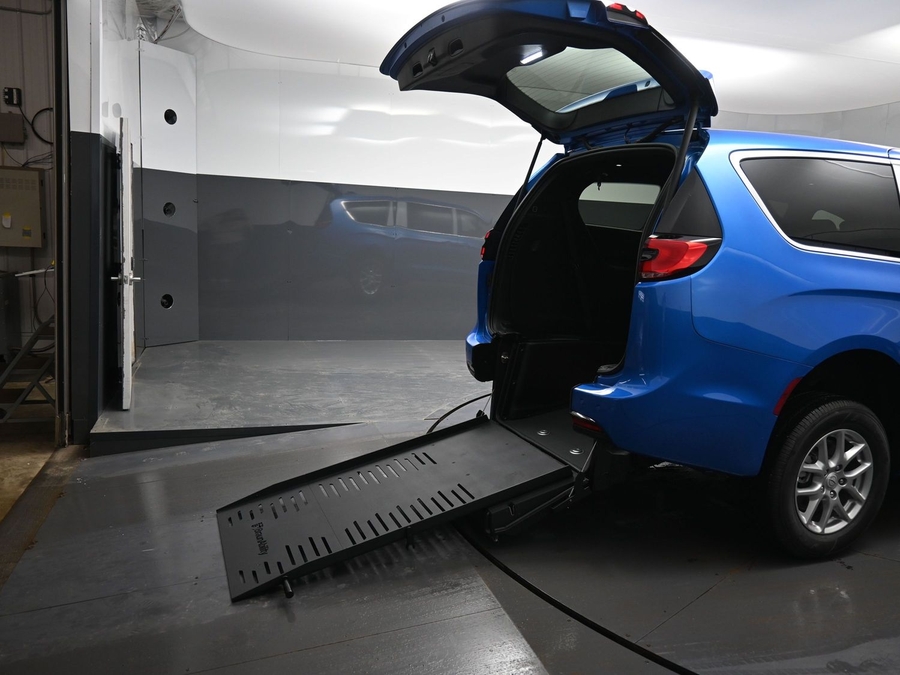 Blue Chrysler Pacifica image number 14