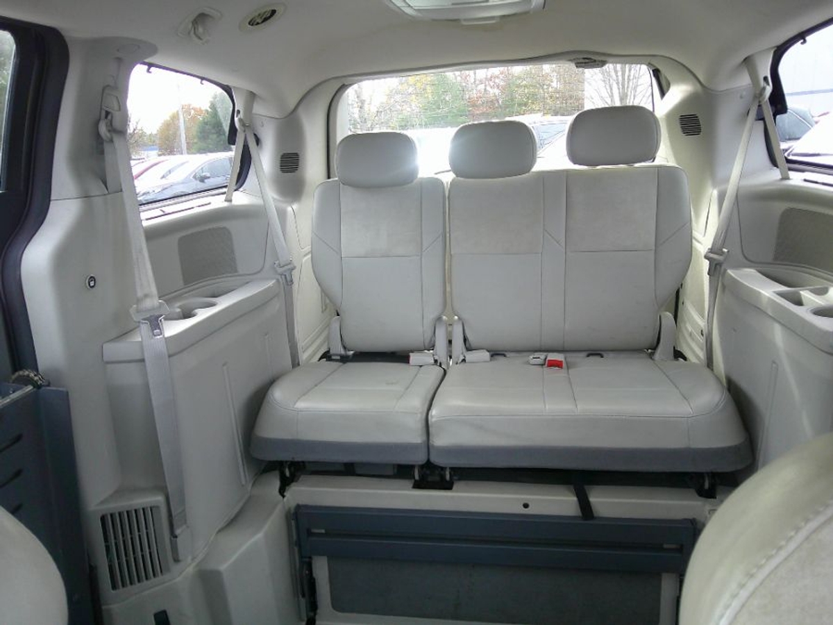 Black Chrysler Town and Country image number 1